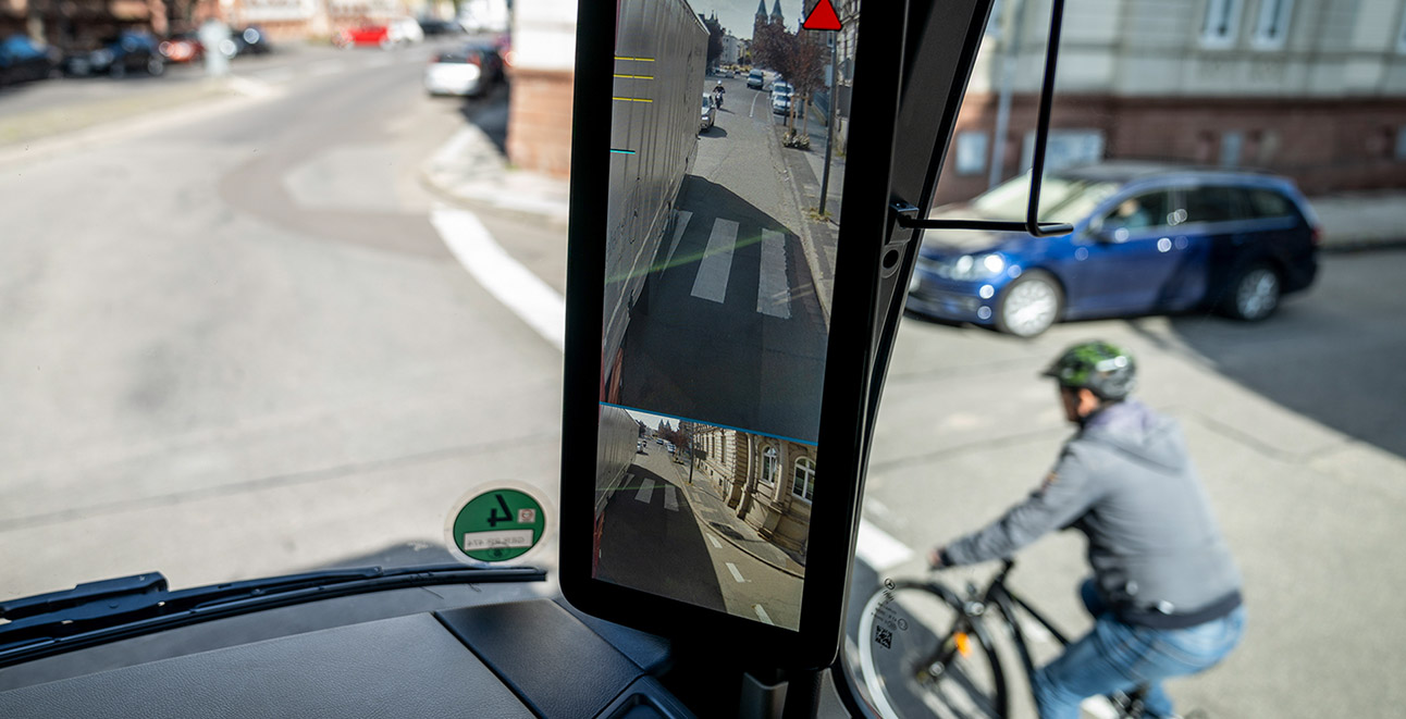 Road Transport Hub - Safety cyclists trucks Mercedes MirrorCam