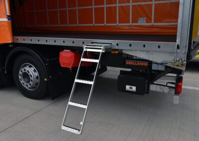 Case-study-gallery-Univar-rigid-curtainsiders-safety-solutions-retractable-step