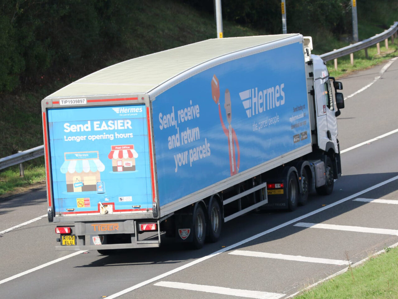 Hermes-parcels-aerodynamic-Tiger-box-van-trailer-photo-by-Tim-Pickford